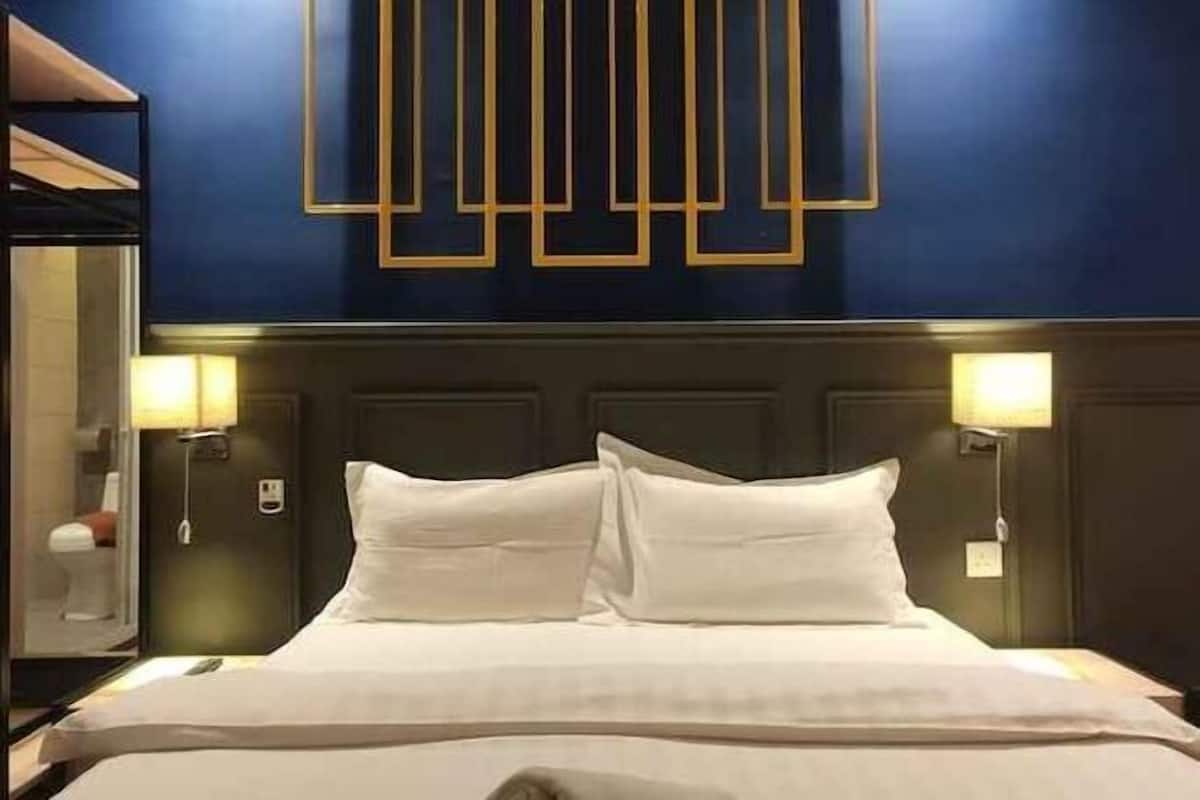 Escritorio y ropa de cama