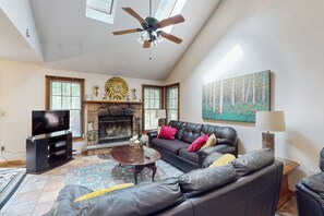 TV - Comfortable home with beautiful mountain views (Tannersville)