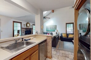 Interior - Comfortable home with beautiful mountain views (Tannersville)