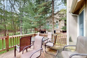 Outdoor dining - Comfortable home with beautiful mountain views (Tannersville)