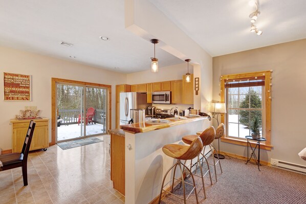 Fridge, microwave, oven, stovetop - Cozy home moments from waterpark with large deck, private hot tub, & AC (Tannersville)