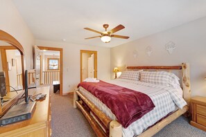 4 bedrooms, WiFi, bed sheets - Cozy home moments from waterpark with large deck, private hot tub, & AC (Tannersville)