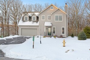 Exterior - Cozy home moments from waterpark with large deck, private hot tub, & AC (Tannersville)