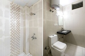Kamar Double Standar | Kamar mandi | Shower, perlengkapan mandi gratis,  dan handuk