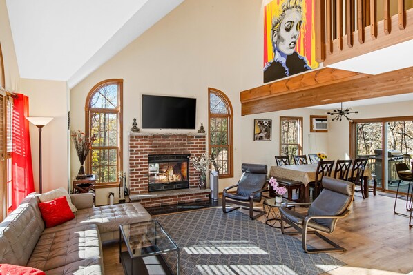 Smart TV, fireplace, stereo