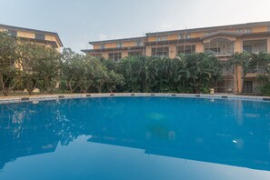 Indoor pool - Capital O 66140 Discover Resorts - Holiday Resort Near Mumbai & Pune (Karjat)