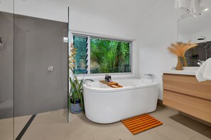 Baignoire, serviettes fournies, savon, papier toilette