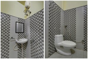 Habitación doble estándar | Baño | Regadera y toallas 