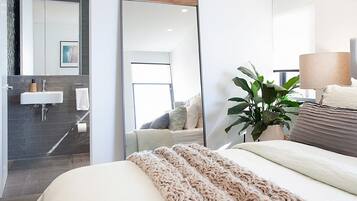 2 habitaciones, escritorio, tabla de planchar con plancha y wifi gratis