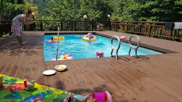 Una piscina al aire libre de temporada