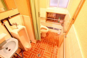 Huis (Private Vacation Home) | Badkamer | Een bad/douchecombinatie, een haardroger, een bidet, handdoeken