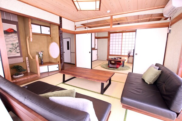 Talo (Private Vacation Home) | Olohuone | Taulutelevisio