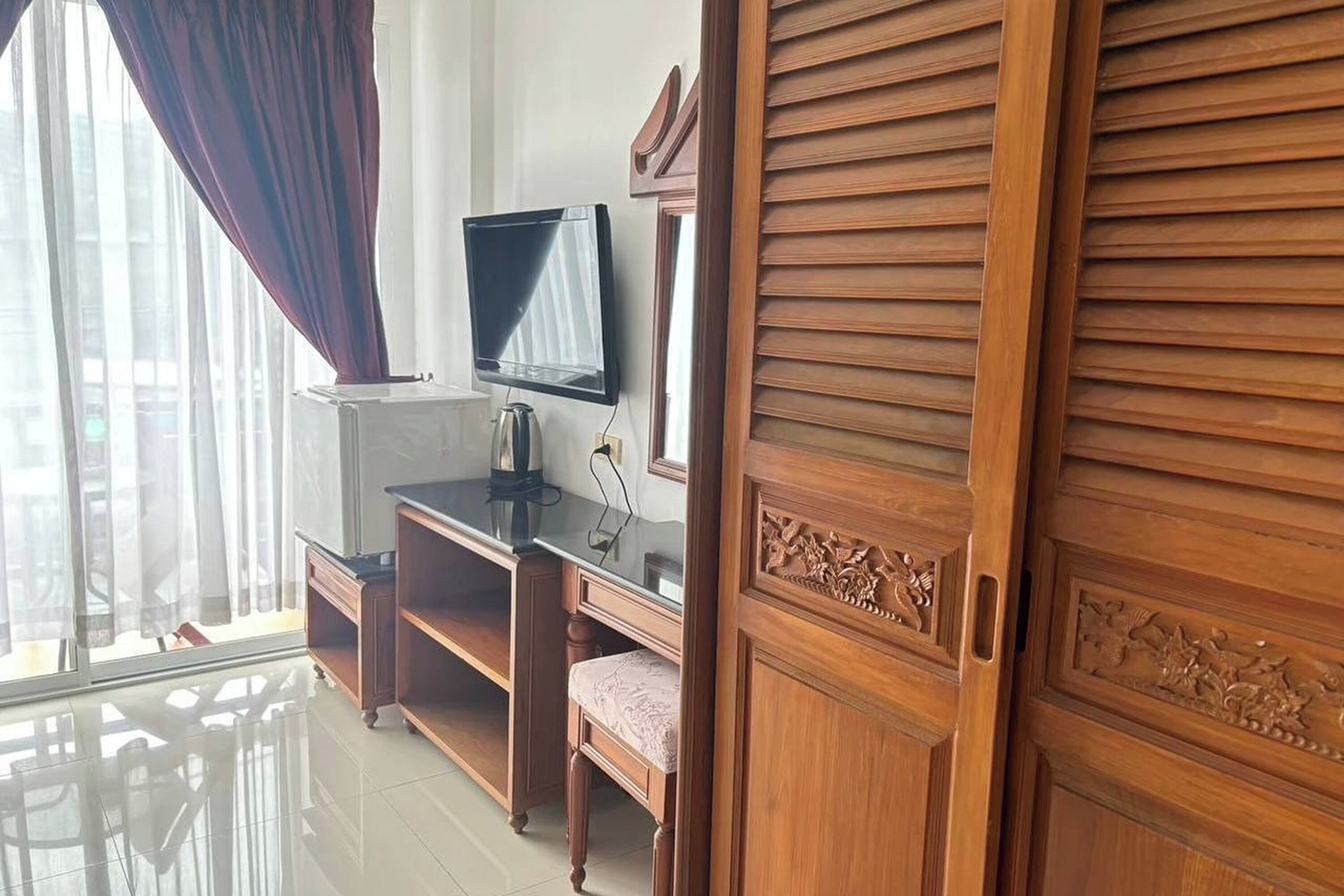 Desk, free WiFi, bed sheets