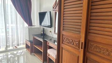 Desk, free WiFi, bed sheets