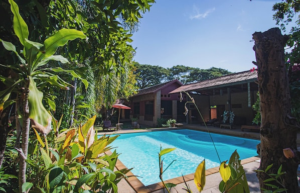 Bungalow familial, vue sur la piscine | Façade de l’hébergement 