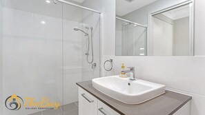 Dusche, Haartrockner, Handtücher