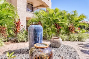 Property grounds - Expansive ground floor condo with central AC, pool & hot tub access, and WiFi (Waikoloa)