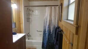Combinazione doccia/vasca, asciugacapelli, asciugamani, sapone