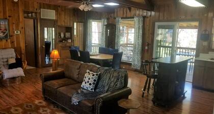 2 sänkyä / 2 kylpytakki, tason sisäänpääsy, avoin asuva, keittiö, ruokasali