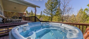 'Immerse yourself in solitude' with a breathtaking stay at Chelsea House with Hot Tub!