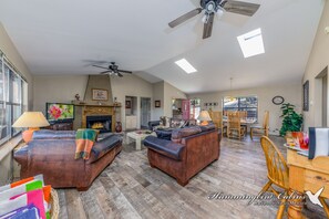 Flatskjerm-TV, peis, DVD-spiller og bøker