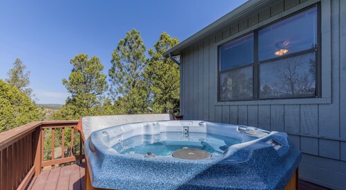 'Immerse yourself in solitude' with a breathtaking stay at Chelsea House with Hot Tub!