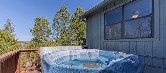 'Immerse yourself in solitude' with a breathtaking stay at Chelsea House with Hot Tub!