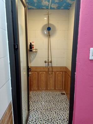 Bathroom shower - Ha Giang Bungalow - Hostel (Ha Giang)