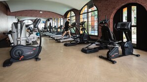 A gym with multiple treadmills, stationary bikes, and elliptical machines. - Venetian Signature by GrandisVillas (Pattaya)