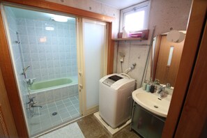 Private Vacation Home | Bathroom | Combined shower/tub, hair dryer, bidet, towels