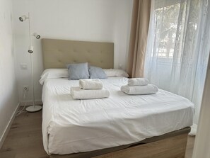 2 slaapkamers, een strijkplank/strijkijzer, internet, beddengoed