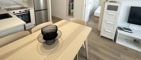 Frigorífico, microondas, horno y cafetera o tetera