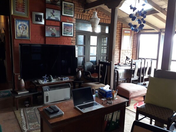 Lobby lounge