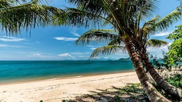 Beach nearby, white sand, beach bar