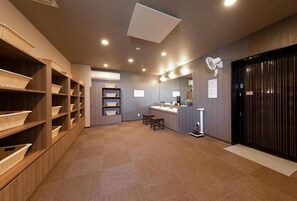 A hotel room with wooden shelves, a desk, a mirror, and a black door. - Hotel Route-Inn Osaka Kishiwada -Higashikishiwada Ekimae Kansai Airport (Kishiwada)