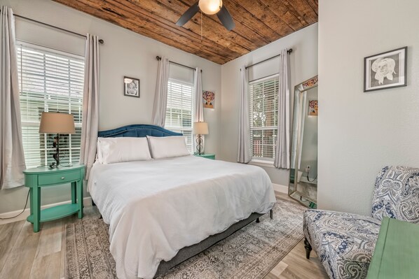 4 makuuhuonetta, työpöytä, silitysrauta/-lauta, vauvan matkasänky