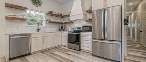 Refrigerador, microondas, horno, placa de cocina