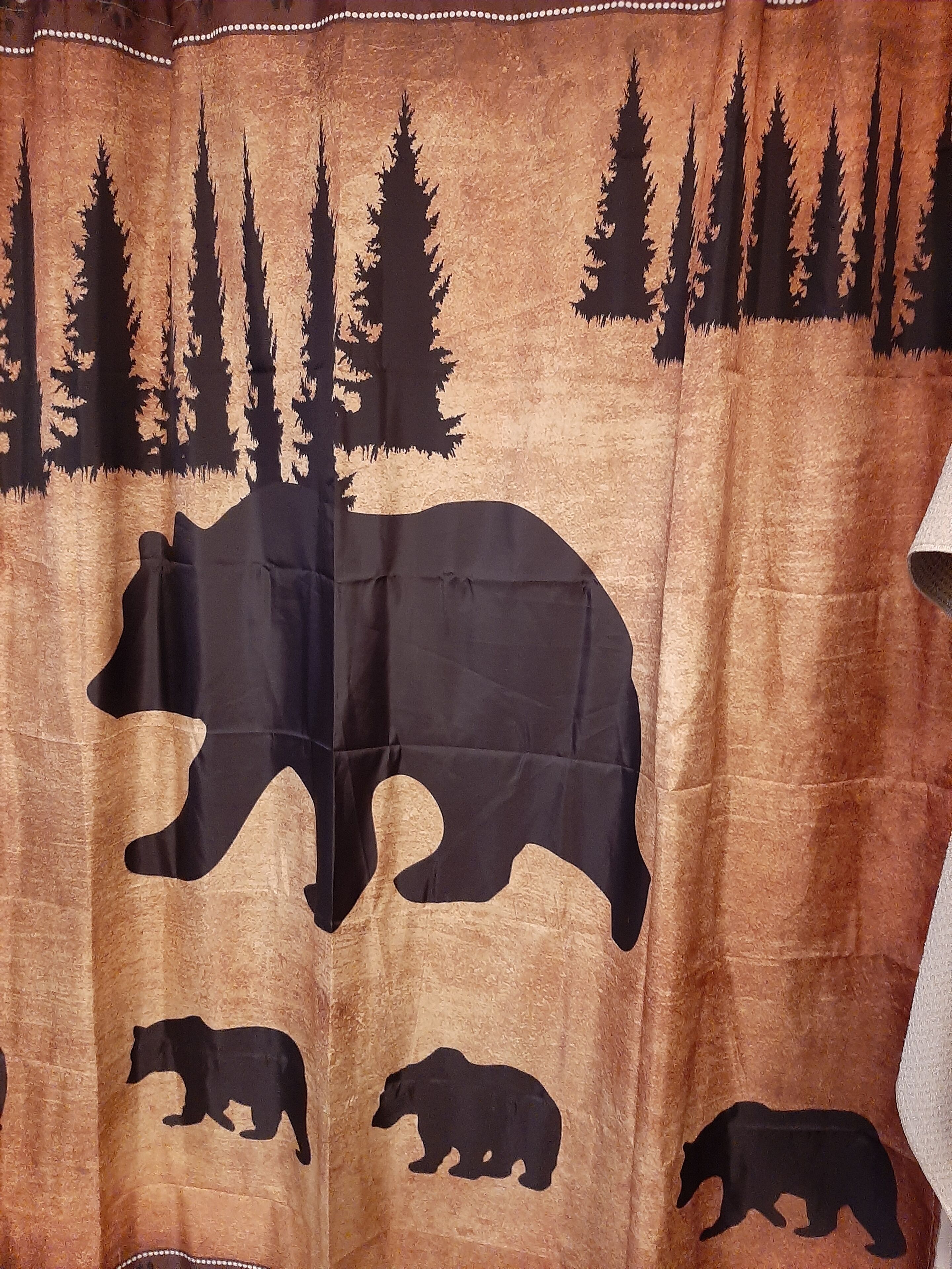 En gardin med ett motiv av en skog och en björn.