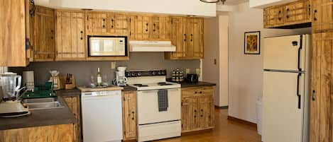 Private kitchen | Fridge, microwave, oven, stovetop