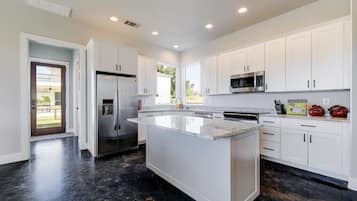 Jääkaappi, mikroaaltouuni, uuni, liesi