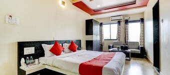 OYO 62432 Saarah Hotel