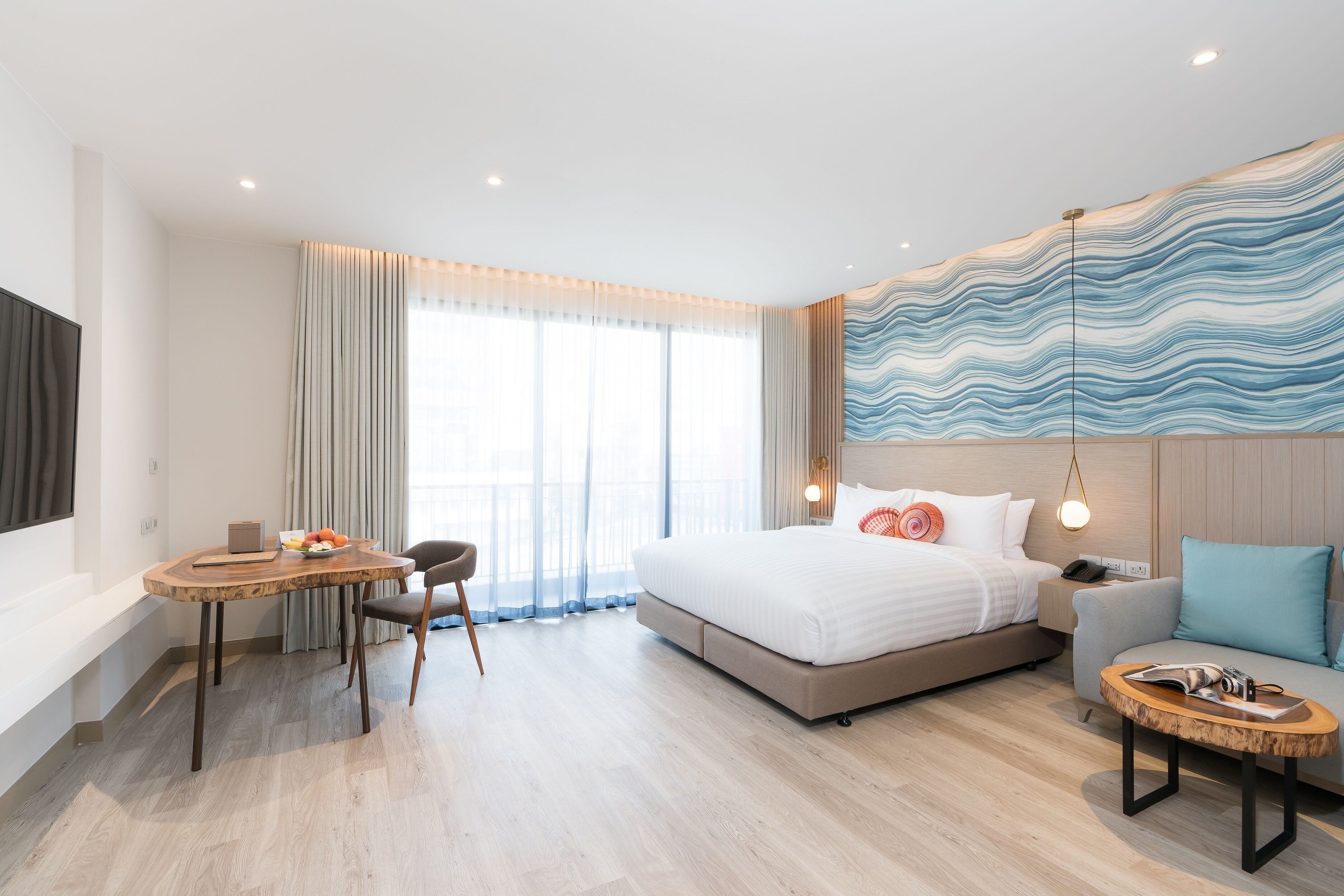 deluxe room | 1 bedroom, in-room safe, individually decorated, desk