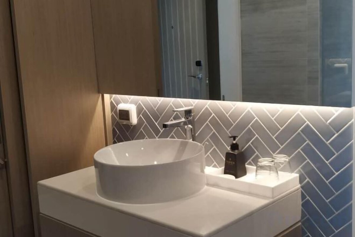 Bathroom | Shower, rainfall showerhead, free toiletries, hair dryer
