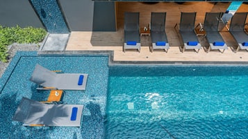 Piscina all'aperto, lettini