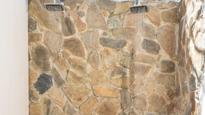 Pared de piedra con ducha.