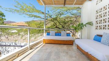 32-tums LCD-tv med satellitkanaler, tv och böcker