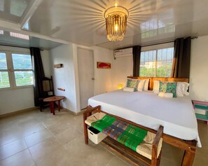 Superior-huone, 1 suuri parisänky | Ylelliset vuodevaatteet, minibaari, yksilöllisesti kalustettu, työpöytä