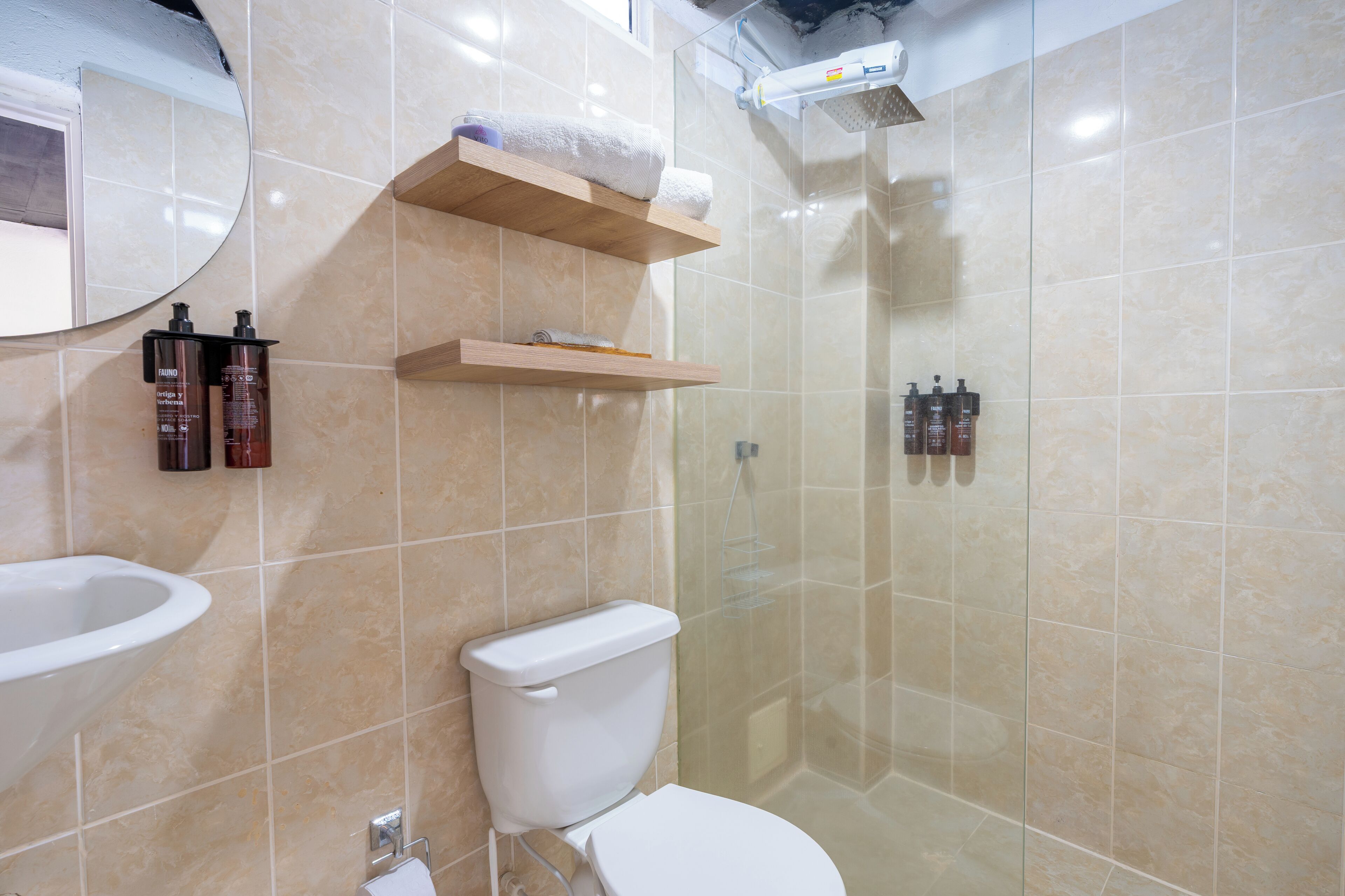 Chambre Supérieure, 1 très grand lit | Salle de bain