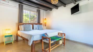 Habitación superior, 1 cama de matrimonio grande | Ropa de cama de alta calidad, minibar, caja fuerte