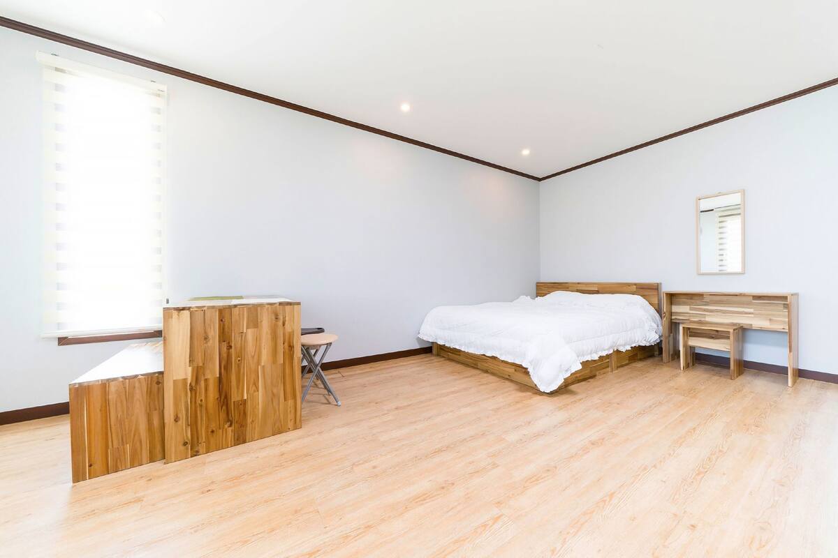 Studio suite (Oasis 301/ 201) | Geluiddichte muren, gratis wifi, individueel gedecoreerd